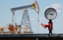 النفط يواصل التراجع مع تنامي مخاوف وفرة المعروض
