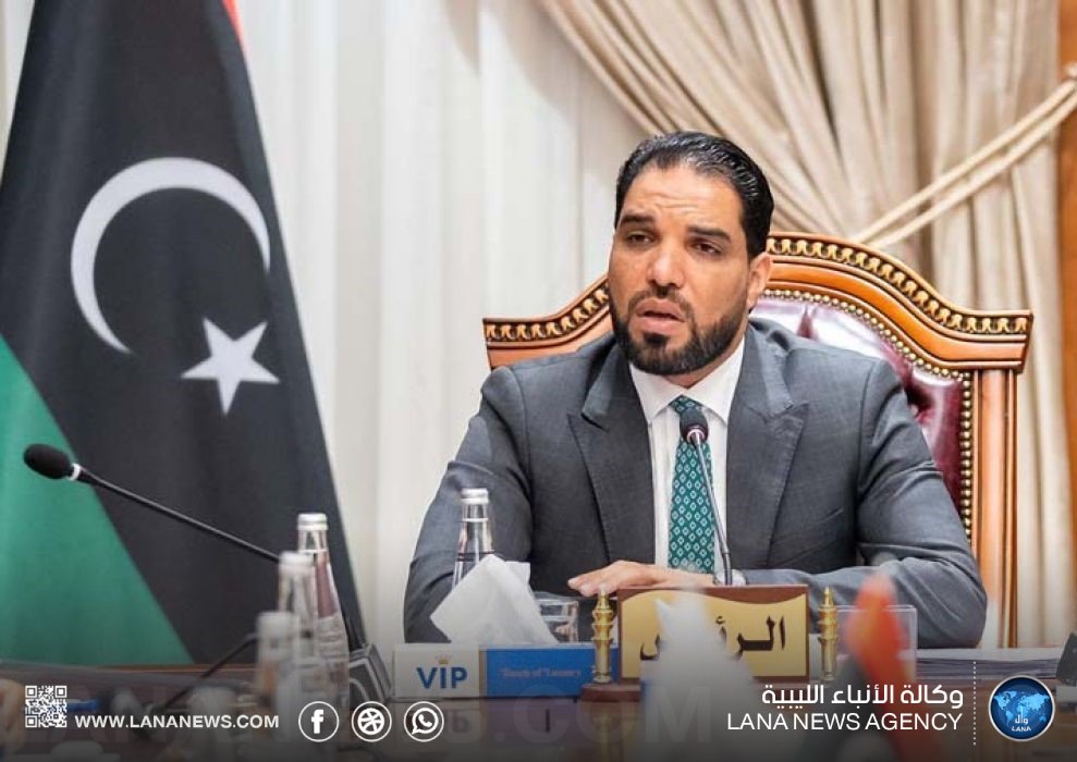 رئيس الرقابة الإدارية يتسلم الحسابات الختامية للدولة (2016-2020)