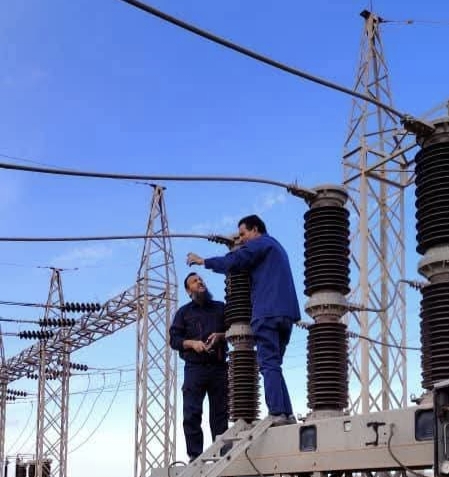 فرق الكهرباء بسرت تنجز صيانة شبكة جهد 66 ك.ف بمحطة الأقواس