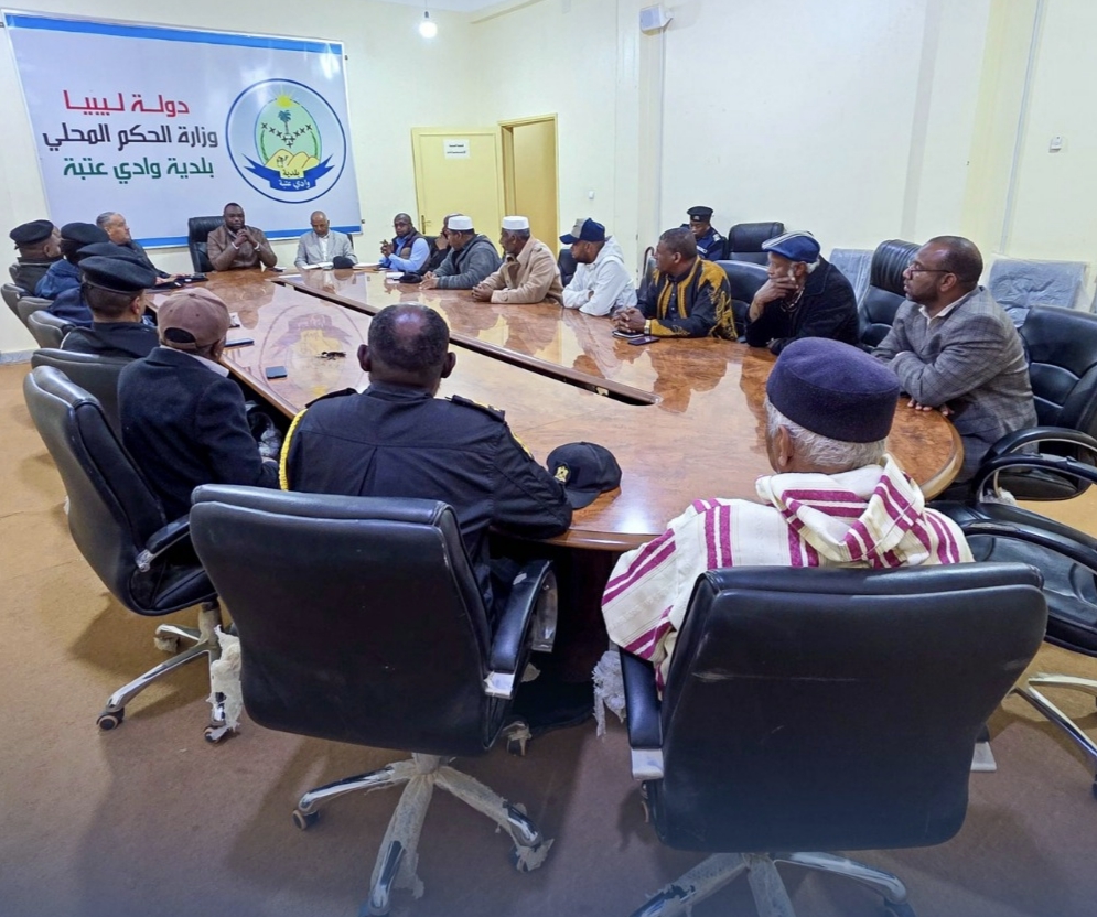 عميد وادي عتبة ومدير أمن مرزق يبحثان آلية توزيع الوقود