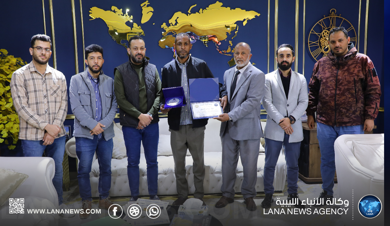 وكالة الأنباء الليبية تكرم أحد منتسبيها تقديرا لعطائه الوظيفي