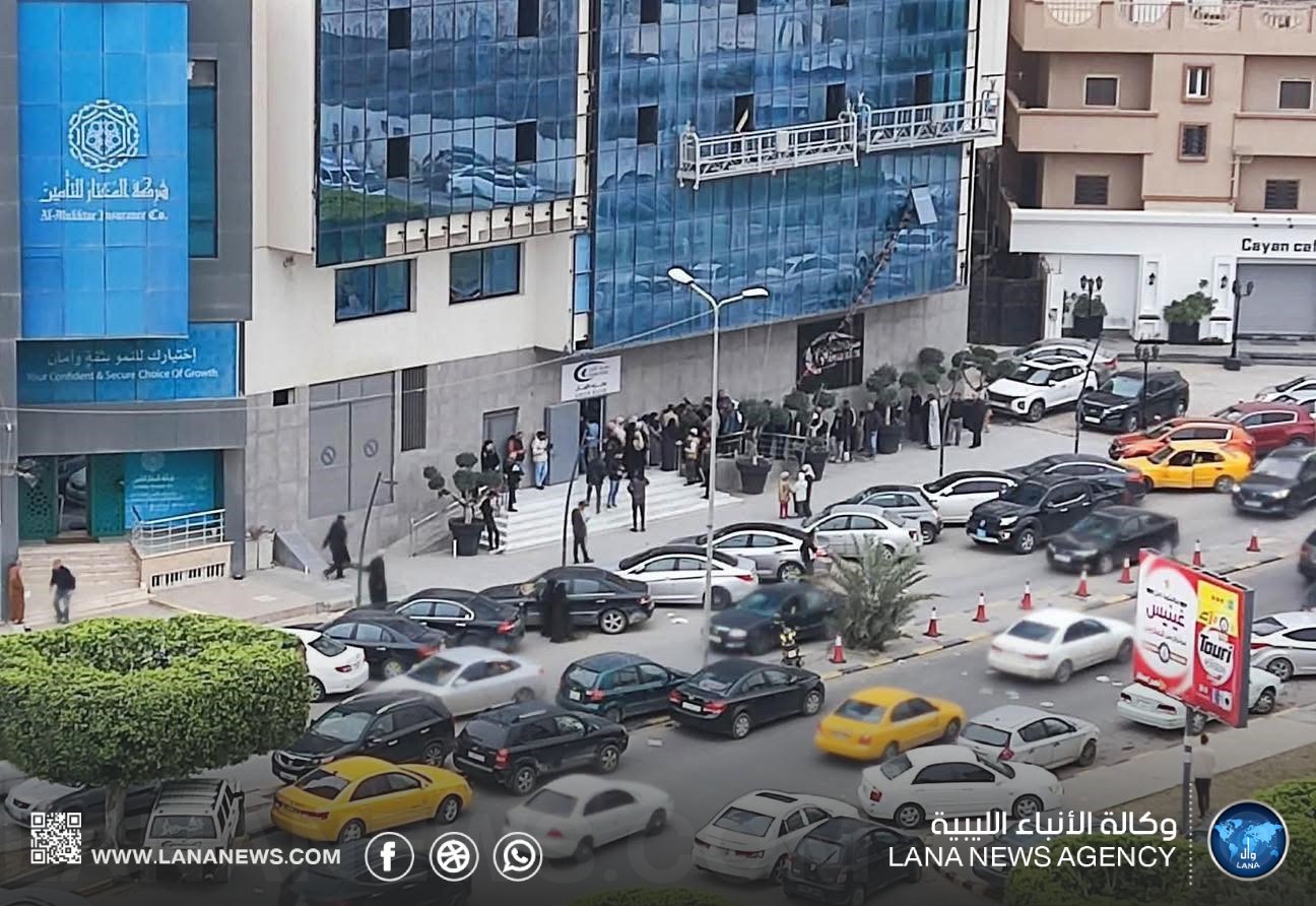 إيقاف نشاط مصرف بطرابلس بسبب اختناقات مرورية
