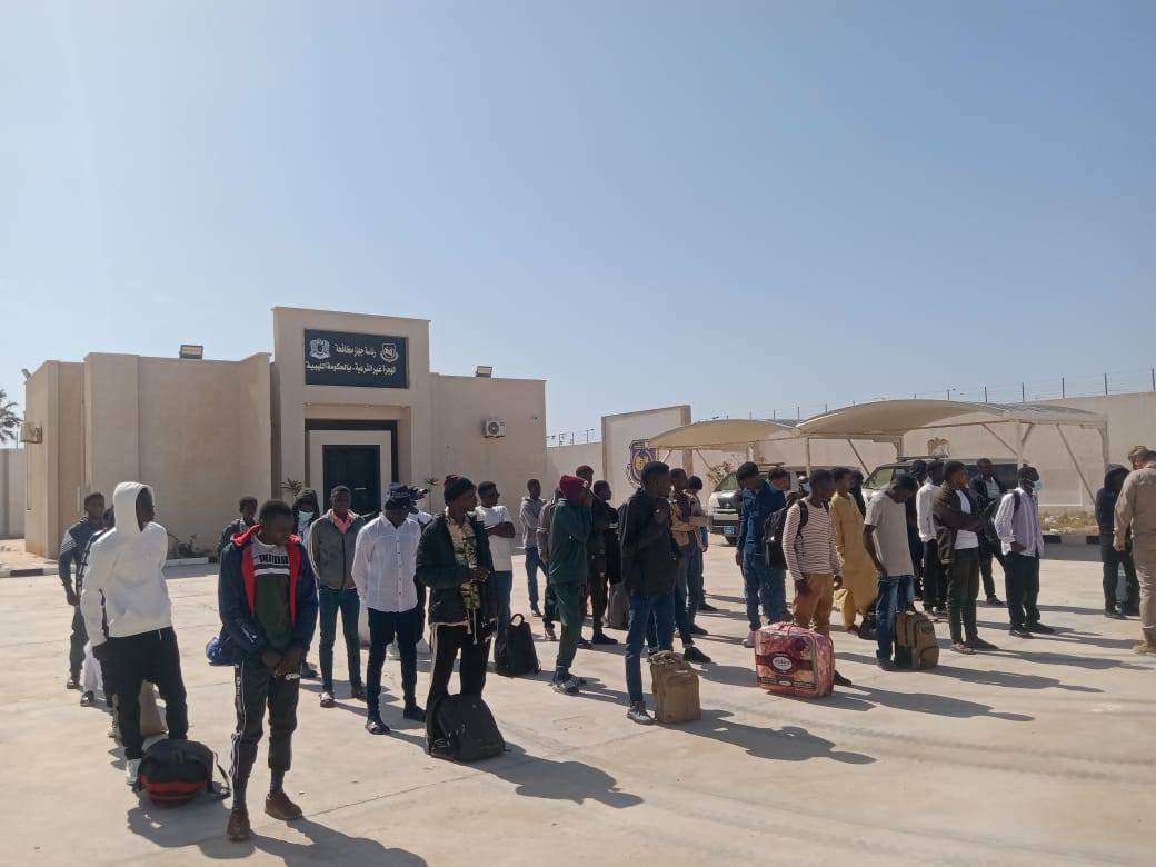 ترحيل عدد من المهاجرين غير الشرعيين عبر مطار بنينا الدولي