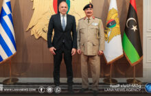 القائد العام يستقبل وزير خارجية اليونان ويؤكد تعزيز التعاون الثنائي