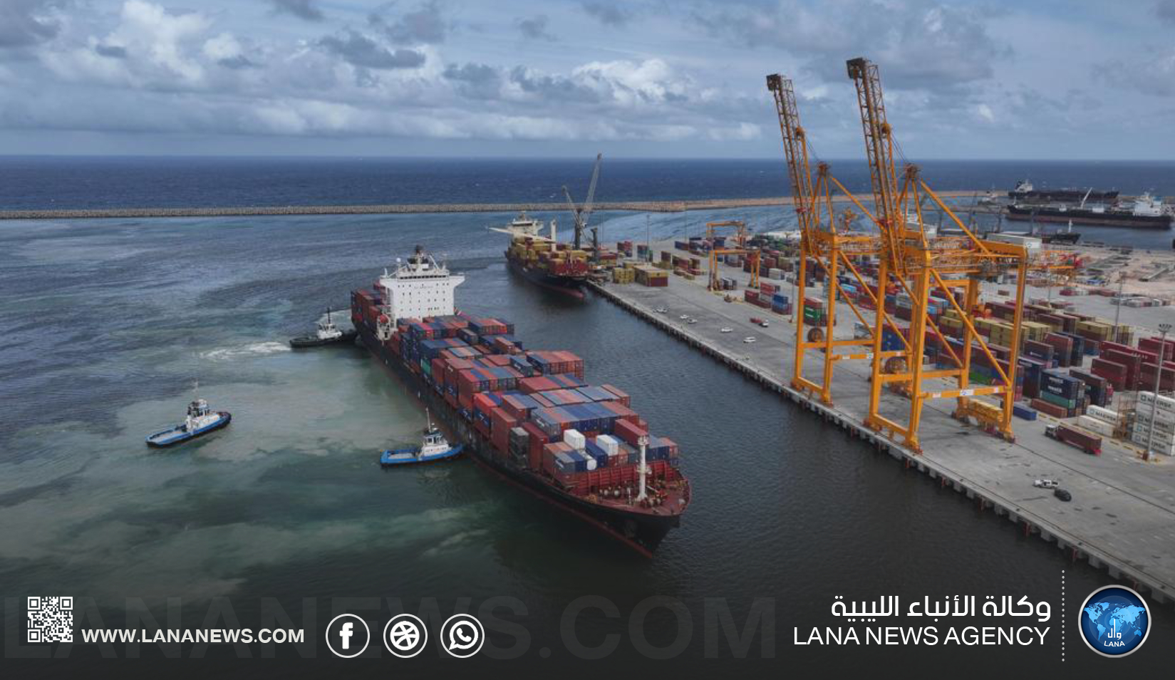 رسو سفينة حاويات عملاقة في ميناء جليانة ببنغازي