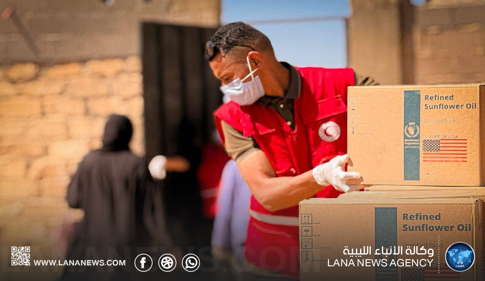 توزيع مساعدات غذائية على النازحين السودانيين بمدينة الكفرة