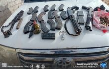 ضبط أسلحة وذخيرة بحوزة مهربين وافدين في مدينة طبرق