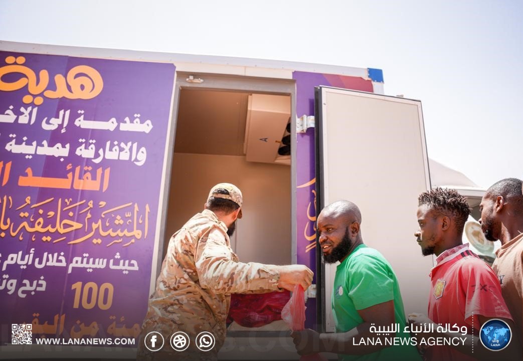 تواصل مبادرة توزيع اللحوم على العرب والأفارقة بمدينة الكفرة