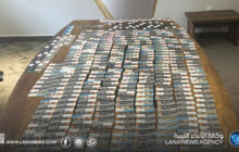 ضبط شبكة لتهريب النقد الأجنبي ومصادرة 409 بطاقات مصرفية دولية بطرابلس