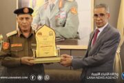 جامعة سرت تكرم المشير خليفة حفتر بدرع العرفان