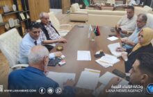 بلدية طبرق تبحث معالجة نقص المياه وتطوير الخدمات
