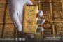 الذهب يتراجع مع تصاعد ضغوط أسواق الفائدة وارتفاع أسعار النفط
