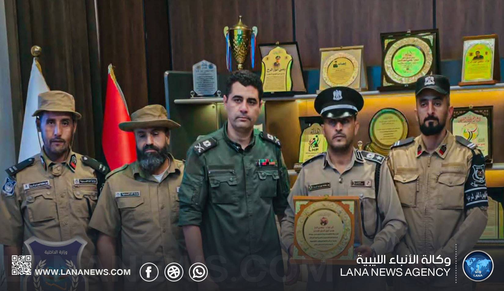 مكافحة الهجرة غير الشرعية بالساحل يكرم مدير أمن الجبل الأخضر لجهوده في دعم العمل الأمني