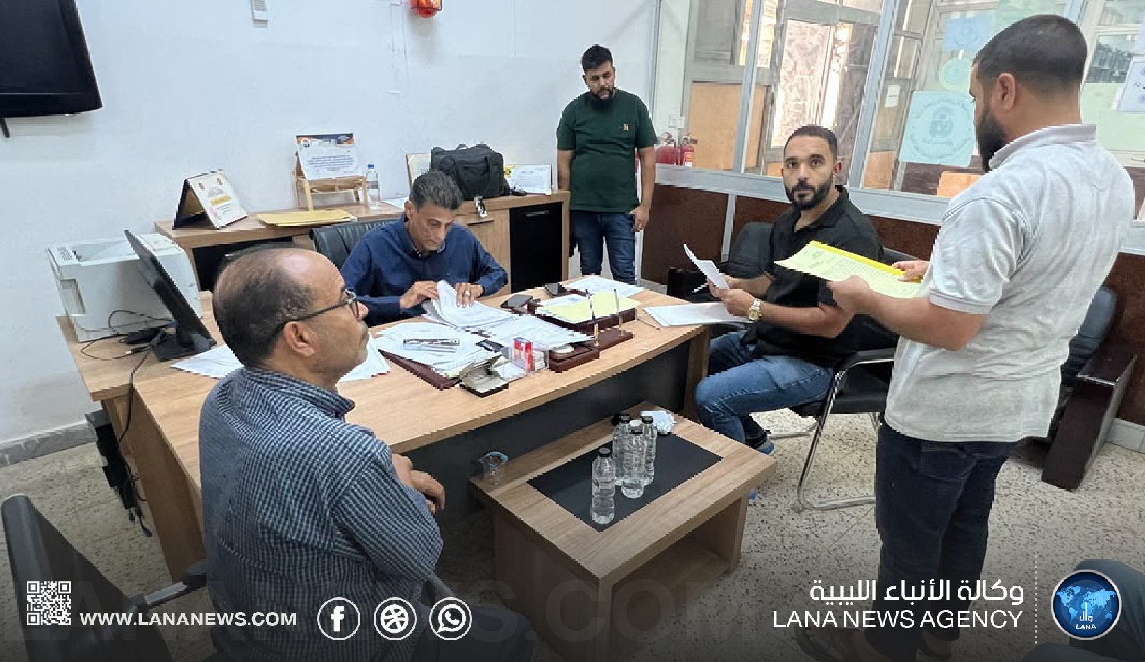 التضامن الاجتماعي توزع معدات مساعدة على مرضى ضمور العضلات ببنغازي